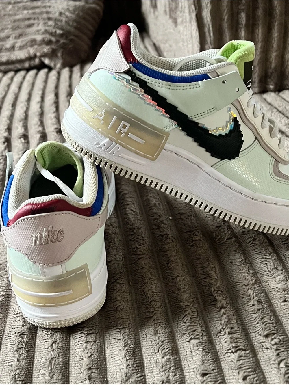 Nike women de Mint Green, Blue & Maroon Low Top Sneakers